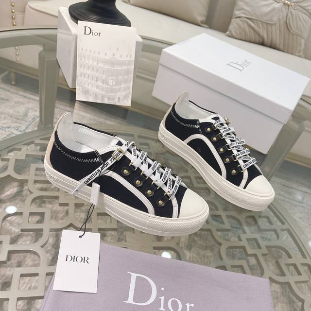 元 Dior 迪奥 春夏新款 帆布花园鞋，原版复制，专柜包装，最高版本！面料：纯棉帆布，牛反绒垫脚：牛皮内里：牛皮大底：原版五角星大底颜色：黑白码数：35-41