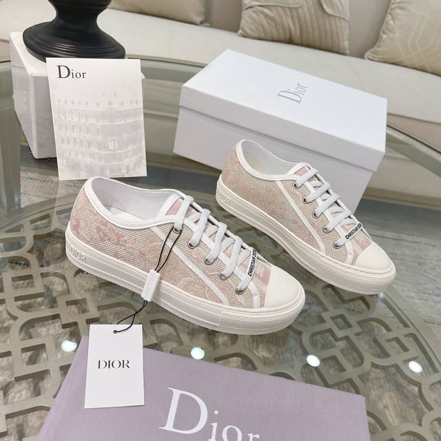 元 Dior 迪奥 春夏新款 刺绣花园鞋，原版复制，专柜包装，最高版本！面料：纯棉刺绣垫脚：牛皮内里：牛皮大底：原版五角星大底颜色：粉色码数：35-41款号：B