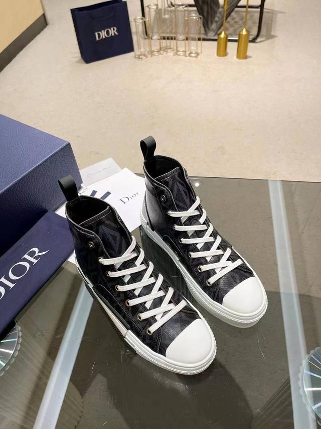 女 男 Dior专柜包装 Dior 迪奥 春夏新款 专柜原版购入拆解1:1制作，Dior字母、胶片、系带休闲鞋材料面料： 意大利帆布、磨砂片 内里、垫脚：原版一