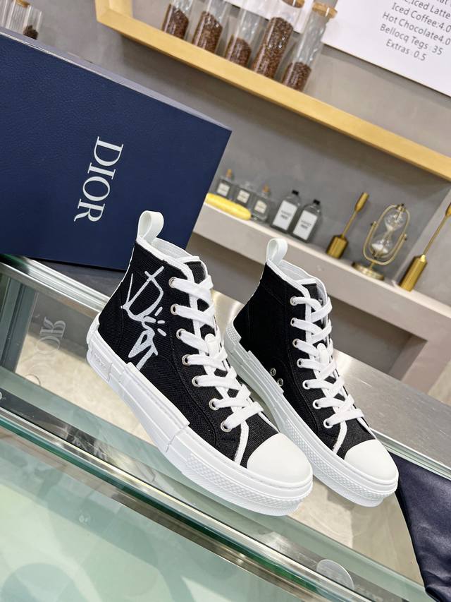Dior 迪奥 顶级版本情侣款鞋面：采用独家定制原版磨砂珍珠闪Pvc半透明胶片拼接迪奥品牌专用Logo面料十涂鸦Logo大底：独家私模与原版一致Tpu橡胶组合大
