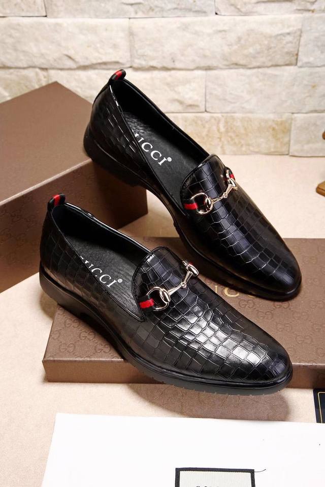 品牌Gucci， 羊皮里 官方新版，高端品质，鞋面采用进口头层原版牛皮，内里头层舒适透气羊皮，原版大底，纯手工精细制做，质感一流，绝对好货，只卖懂货的你...标