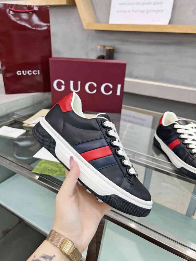 实价 Gucci 古奇新款经典款情侣款运动鞋面包小白鞋。官网一比复制。面料:丝绸牛皮，牛皮内裡，牛皮垫脚，内置高弹品牌成型乳胶垫，舒适透气。 女款 35-41