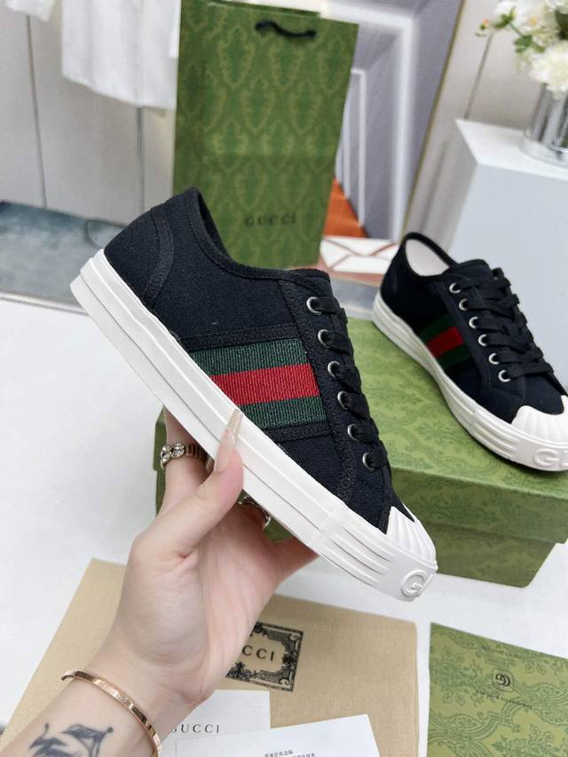 实价 Gucci 古奇新款经典款情侣款运动鞋小白鞋。官网一比复制。面料:原版G布，内置原版高弹成型乳胶垫，舒适透气。 女款 35-41 男款39-45