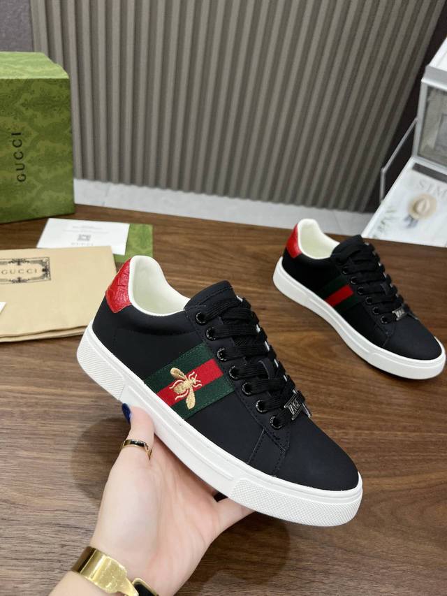 实价 Gucci 古奇新款小蜜蜂经典款情侣款运动鞋小白鞋。官网一比复制。面料:丝绸牛皮+原版经典织带 牛皮内裡，牛皮垫脚，内置高弹成型乳胶垫，舒适透气。白色，黑