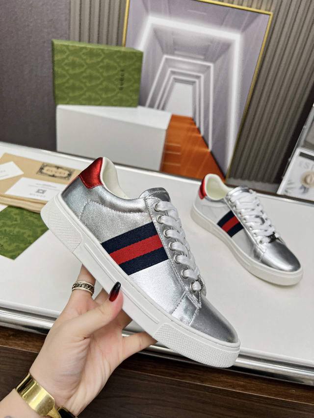 实价 Gucci 古奇新款经典款情侣款运动鞋小白鞋。官网一比复制。面料:牛皮+原版面料品牌织带 牛皮内裡，牛皮垫脚，内置高弹成型乳胶垫，舒适透气。 女款 35-