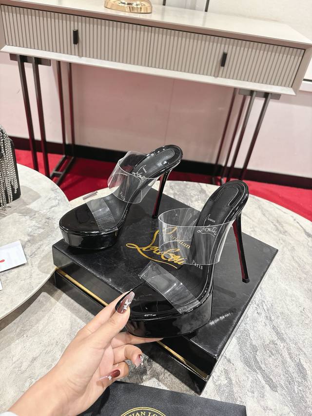 15Cm水台 拖鞋 W. Maison Christian Louboutin的象征性Just Nothing Alta骡子具有极其优雅的线条。它有一个几乎没有
