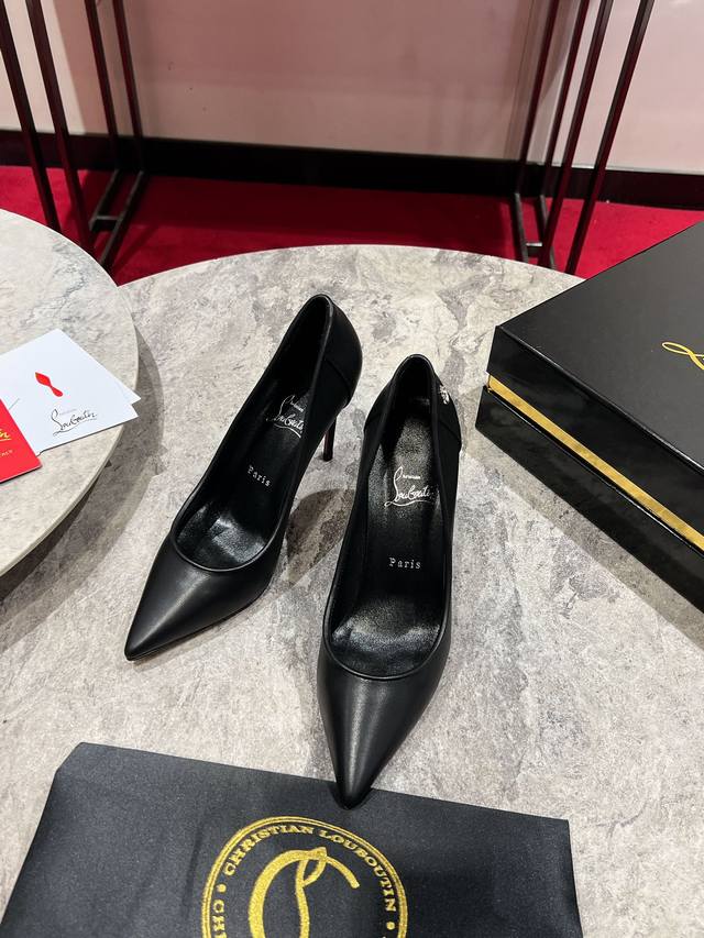 Cl扣单鞋W. 本季新品是运动型 Kate，它是对标志性 Kate 高跟鞋的运动型改造。这款鞋采用漆皮柔软皮革分层，是适合城市生活的，这要归功于超舒适、柔软的鞋