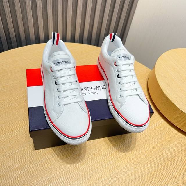 工厂P价 Thom Browne 汤姆 布朗 New York 汤姆再上爆款！这个邪魅酷感的新锐品牌 让我们在这个夏天有了放松 时髦 个性的新选择 Tb白鞋风暴