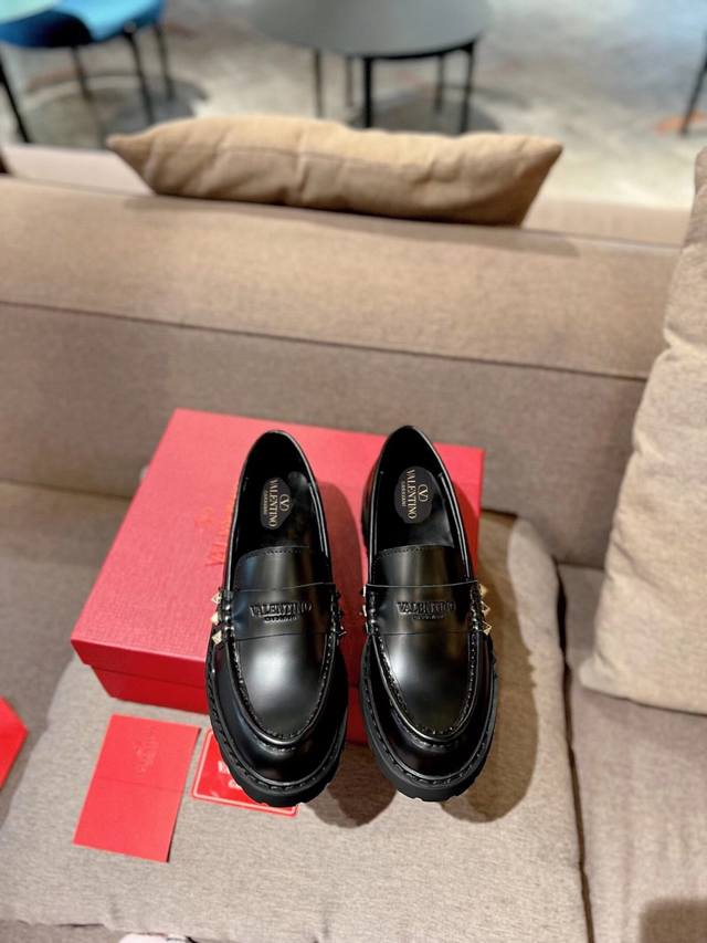 工厂P价 Valentino.华伦天奴专柜最新系列V家火爆铆钉金属元素Logo单鞋. 上脚大气奢华艳丽. 细节完美. 精致耐看. 可任意配搭春夏秋美饰服丽. 面