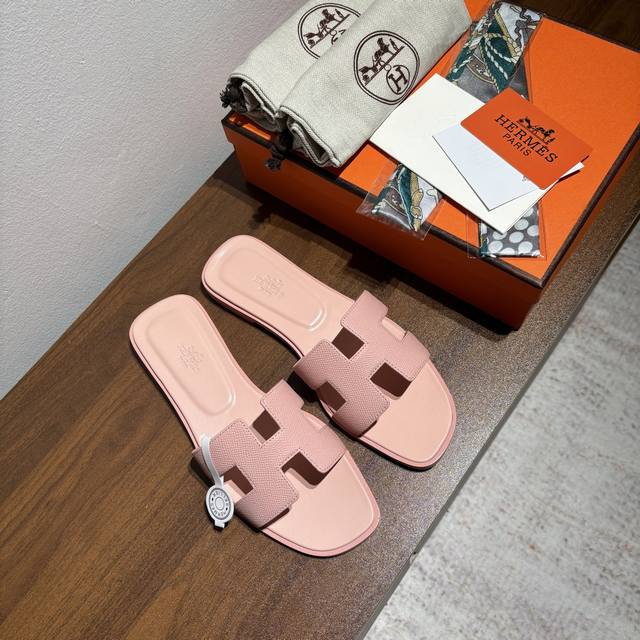 出厂价Pp： 赠送随机搭配丝巾 品牌：Hermes官网最新色系编号：H01- 003颜色：粉红码数：35-40全码 34 41 42定做不退不换 鞋面材质:Ep