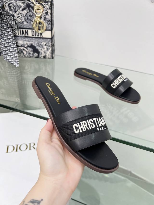 迪奥 Dior 春夏新款女鞋 Cd字母刺绣Logo平底拼色一字拖鞋 市面顶级版本 材质:鞋面进口牛皮 牛皮皮内里+意大利原色真皮大底：跟高 平 1.5 中跟4.