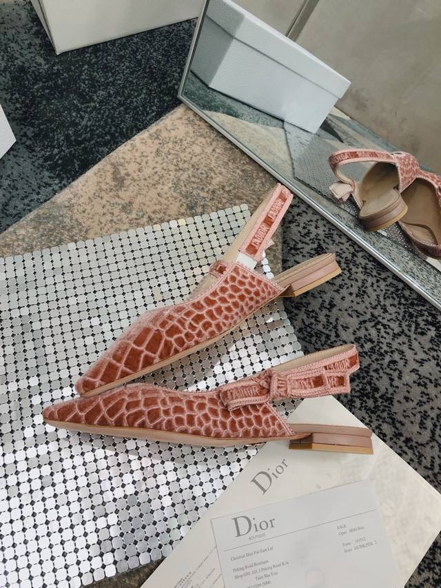J'adior 迪奥 Dior&Moi 春夏最新高定Slingback标志性系列 镂空网面藤格纹立体天鹅绒刺绣图案露跟平底女鞋 明星同款字母Logo织带方头粗高