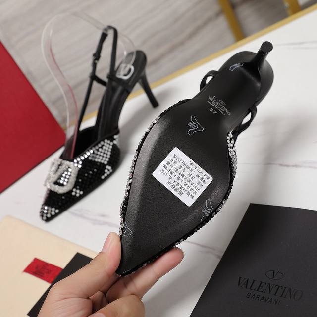 顶级制作 Valentno 华伦天奴彩钻Rockstud系列时装鞋、创新与经典巧妙的结合在一起，其经典带领着每年时尚，每一款鞋子都是百搭神器，品质市面随意对比顶
