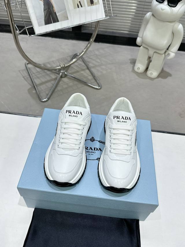 Prada 224 普拉达新品，实力来袭！众多网红同款，时髦百搭Nice单品，意大利专柜代购原版鞋开发，1比1照足原味复刻。今年的主题就是不被定义 通过简单简洁