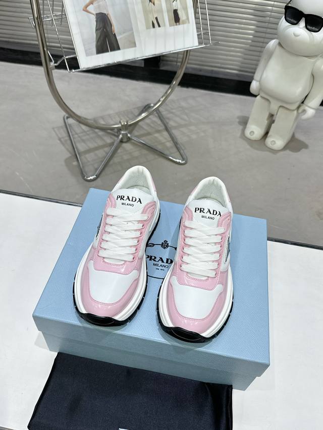 Prada 224普拉达新品，实力来袭！众多网红同款，时髦百搭Nice单品，意大利专柜代购原版鞋开发，1比1照足原味复刻。今年的主题就是不被定义 通过简单简洁体