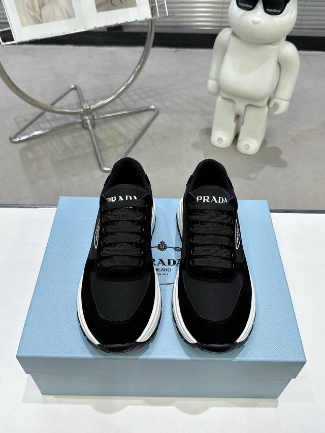 Prada 225普拉达新品，实力来袭！众多网红同款，时髦百搭Nice单品，意大利专柜代购原版鞋开发，1比1照足原味复刻。今年的主题就是不被定义 通过简单简洁体
