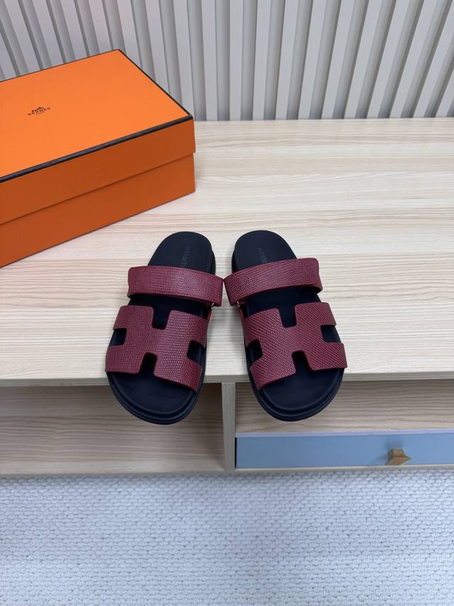 顶级版本 Hermes 爱马仕火到不行的情侣款二舅拖 猪鼻子夹角凉鞋拖鞋,搭配各种彩色袜子，潮爆了！ 鞋面：进口牛皮 羊京皮 布面 掌纹皮内里：进口牛皮 羊皮大