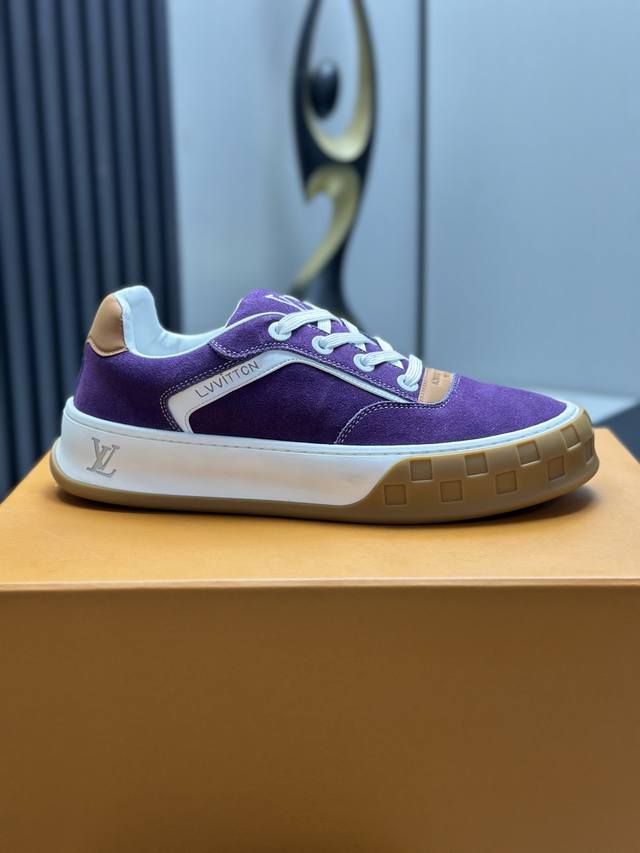 实价： 顶级版本 Lv-路易威登-经典走秀新款空胶工艺 原版1：1开发复刻！！上脚非常舒适 奢侈用料，做工精细，中底印有欧洲制造英文字母鞋面由意大利进口小牛皮拼