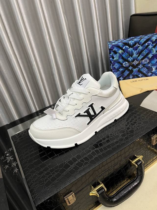 出厂价Pp： Lv新品男士高端休闲运动鞋，选用进口头层牛皮丝印品牌Lougou，原版超轻Tpu大底，耐磨舒适，Monogram Lougou点缀橡胶外底，透气网
