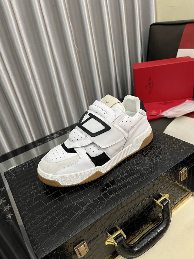 出厂价Pp： Valentino 华伦天奴2025Ss春夏新品爆款休闲运动鞋，进口弹力布鞋面后跟为华伦家专属铆钉状 整体非常具有代表性，组合大底 上脚真的超好穿