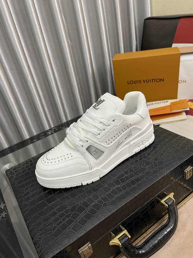 出厂价Pp： Lv路易威登 全套包装高版本 时尚潮男必备，香港专柜新品出炉 , 大牌风范，欧美大师强力打造独特款式，上脚舒适，大底超柔软，超耐磨。给人视觉冲击感