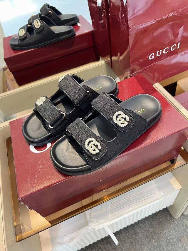 出厂价P Gucci大凉拖鞋，甄选顶级头层牛皮，柔软细腻，透气亲肤。 简约设计，优雅百搭，无论是居家休闲，还是酒店会所，都能完美融入，彰显您的独特品味。匠心工艺