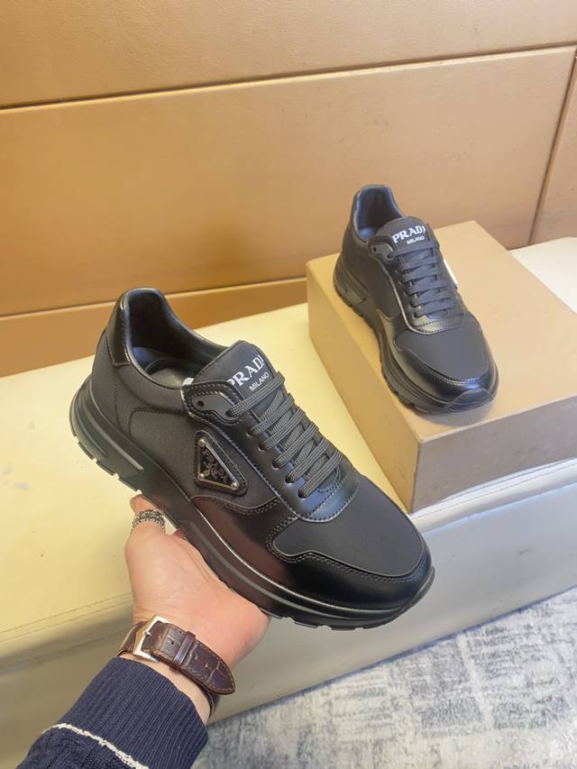 原单品质独家首发 普拉达～独特现代风运动鞋。休闲乐福原版丝绸开边珠皮料 羊里 拒绝脱色磨脚 鞋底：原厂特供原版底，超酷 系带走路都带风风格设计 超舒服耐磨防滑原