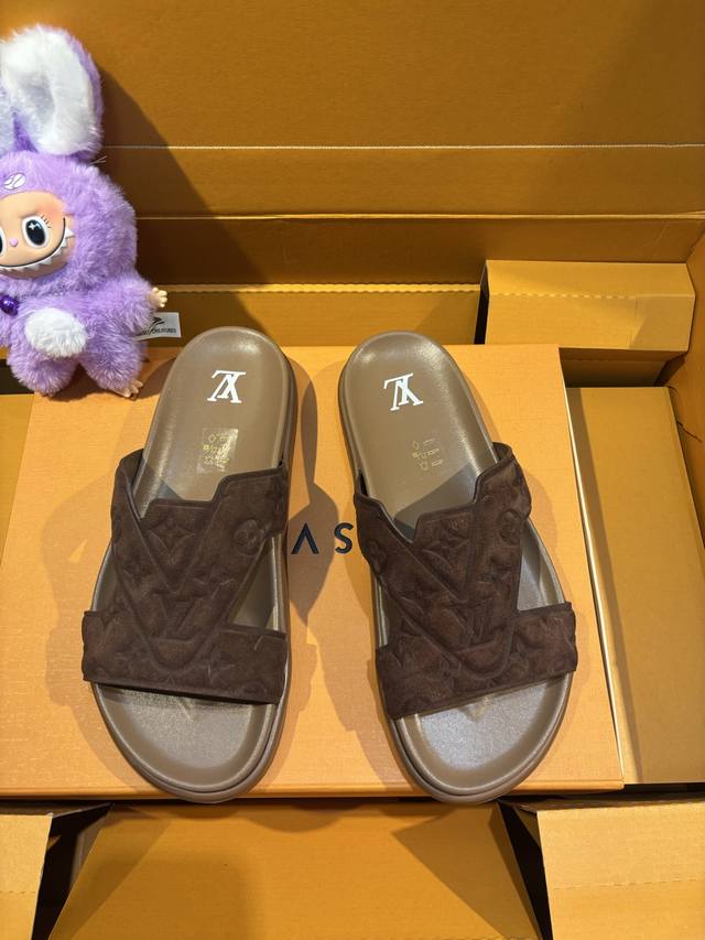 本款 Lv Oasis 凉拖 超大工艺立体Log取材 Monogram小牛皮5D打印工艺，Lv标志性印花，时尚简约，搭配轻柔原版鞋底超软Pu大底组合成就夏日惬意