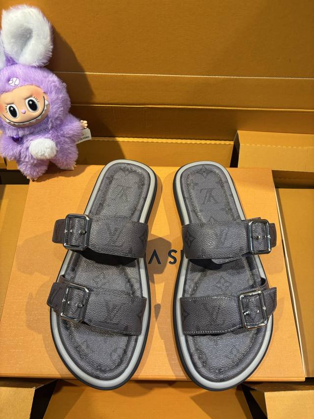 本款 Lv Oasis 凉拖 超大工艺立体Log 创意双扣设计取材 Monogram小牛皮5D打印工艺，Lv标志性印花，时尚简约，搭配轻柔原版鞋底超软Pu大底组