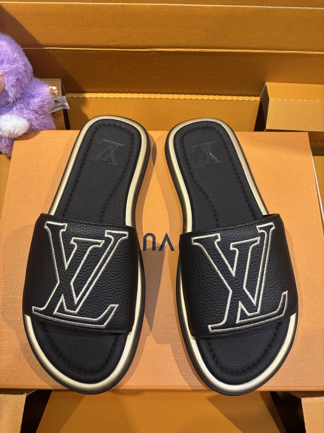 本款 Lv Oasis 凉拖 超大工艺立体Log 创意刺绣图案取材 Monogram小牛皮5D打印工艺，Lv标志性印花，时尚简约，搭配轻柔原版鞋底超软Pu大底组