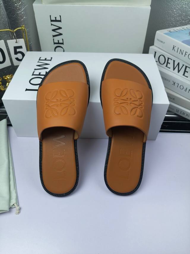 工厂P价 女装女鞋 运动原单 Loewe 罗意威 25 春夏新品 Etal Anagram 露趾一字平底拖鞋疯狂种草简约设计感觉更干净优雅让你念念不忘 颜色也很