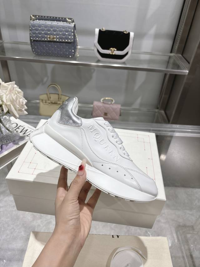 工厂P价 女装女鞋 运动原单 Alexander Mcqueen 亚历山大麦昆 2025春夏新款Sprint运动情侣款 鞋侧面饰有时尚个性字母Seal Logo