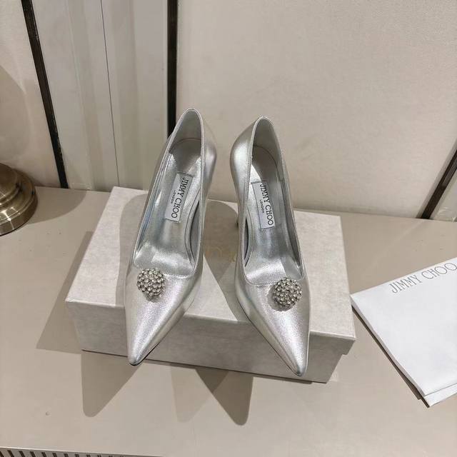 工厂P价 女装女鞋 运动原单 Jimmy Choo2025年，秋冬新款天鹅绒水滴跟。优雅与奢华完美融合 搭配大衣高级感满满。 1面料: 银色羊皮，黑色天鹅绒2内