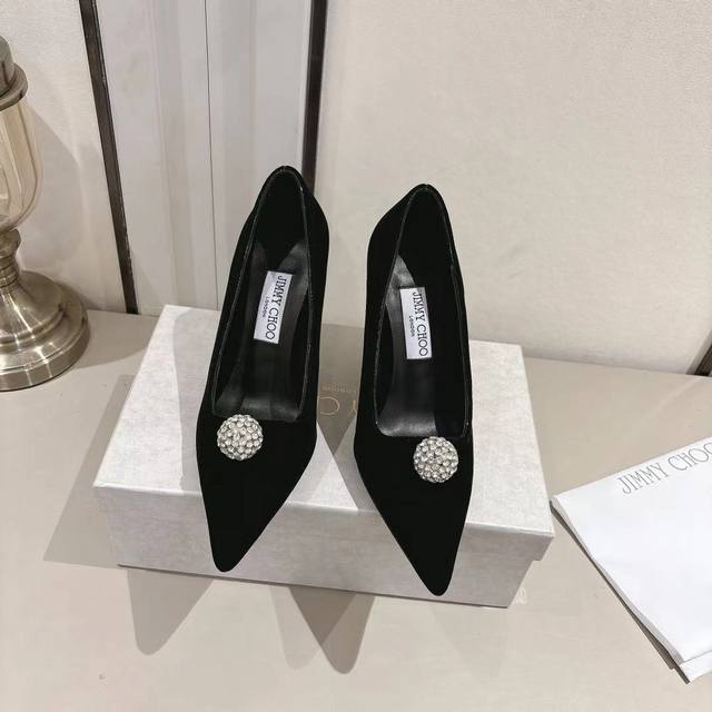 工厂P价 女装女鞋 运动原单 Jimmy Choo2025年，初春新款天鹅绒水滴跟。优雅与奢华完美融合 搭配大衣高级感满满。 1面料: 银色羊皮，黑色天鹅绒2内