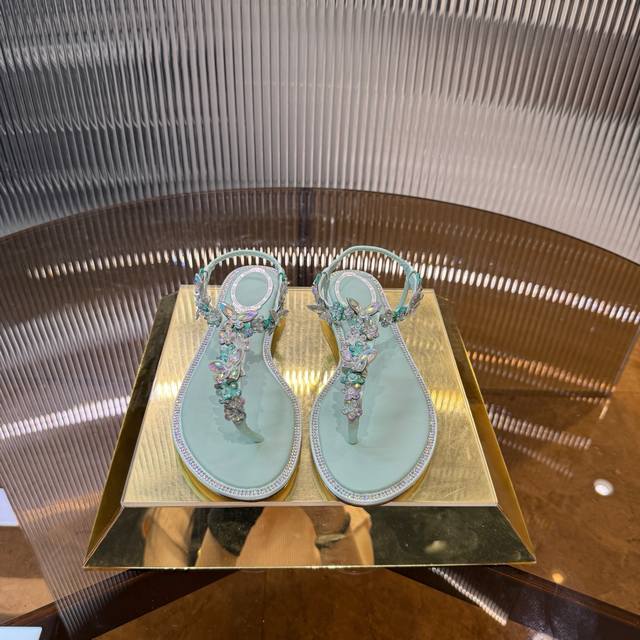 工厂P价 女装女鞋 运动原单R C 2025S 重工Rcbouquet 蝴蝶花朵水钻缎面夹脚凉鞋℡ 商品描述：层叠错落的彩色蝴蝶渲染如画，蔚蓝的天空定格此刻浪漫