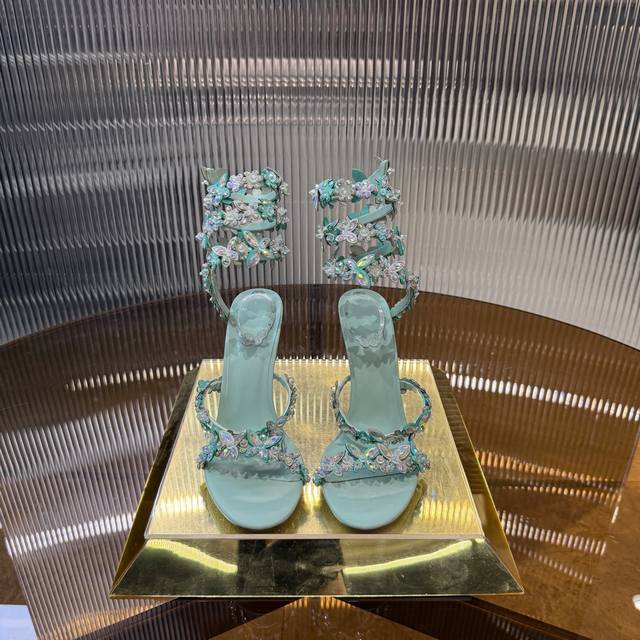 工厂P价 女装女鞋 运动原单R C 2025S 重工Rcbouquet 蝴蝶花朵水钻缎面高跟鞋℡ 商品描述：层叠错落的彩色蝴蝶渲染如画，蔚蓝的天空定格此刻浪漫，