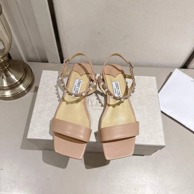 工厂P价 女装女鞋 运动原单 Jimmy Choo 吉米周 小羊皮配珍珠 新款斜方头修饰 大方高贵是一个非常全面之尊贵时尚生活品牌， 香港,美国等大时尚博主及明