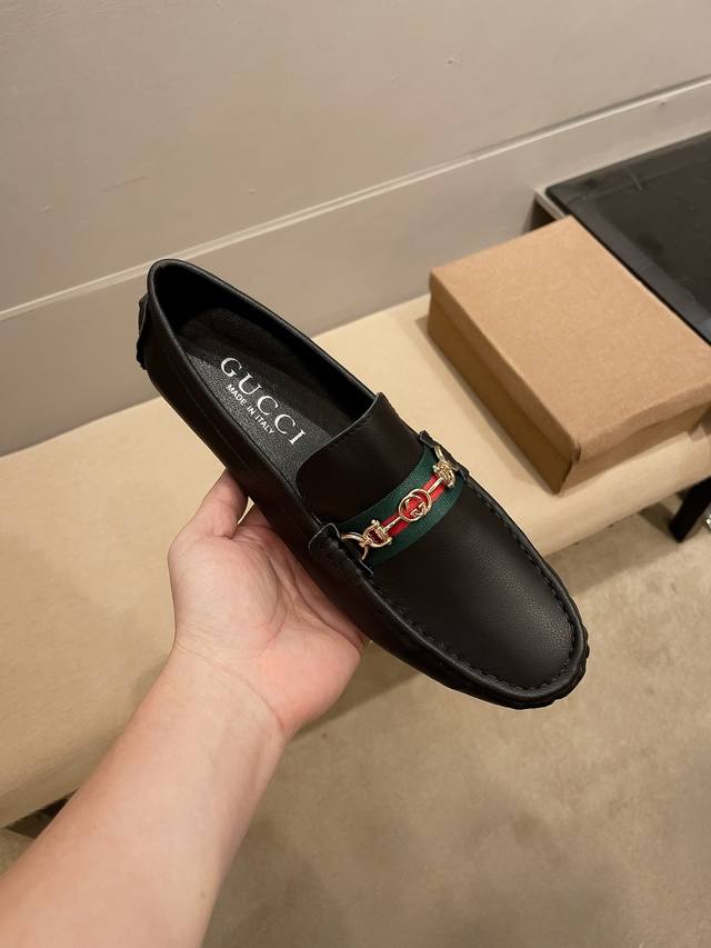调工厂P价 男装男鞋 运动原单，品牌古奇！英文名Gucci，官网新款巴黎时装周走秀款，惊世骇俗，古奇不一样的感觉，自然不失高雅，[爱情] 鞋面采用头层进口意大利