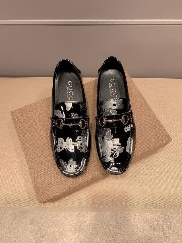调工厂P价 男装男鞋 运动原单，品牌Gucci，古奇官方旗舰店豆豆鞋～四季潮鞋 专柜品质，古奇1:1优质做工，鞋面:进口意大利原版蝴蝶图案牛皮、全真永不掉色透气