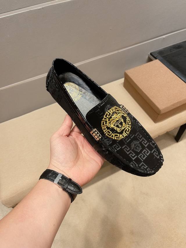 调工厂P价 男装男鞋 运动原单，品牌范思哲，鞋面头层意大利牛皮+刺绣品牌花，头层内里羊里，原版进口耐磨橡胶底， 官网出品 精致优雅心备佳品，穿着舒适。精致简单鞋