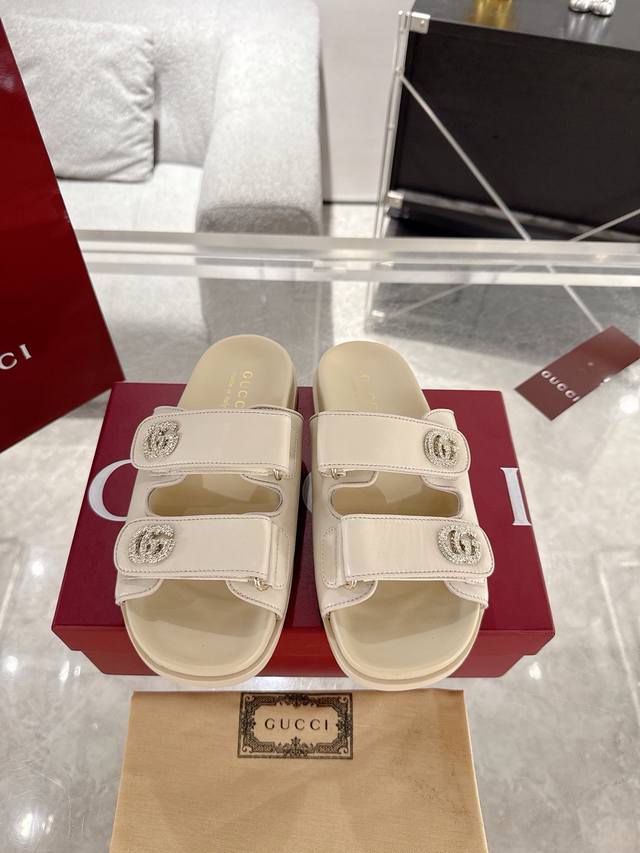 工厂P价 女装女鞋 运动原单 Gucci女士双G钻扣凉拖鞋 这款凉鞋以Gg帆布匠心打造，缀饰一眼可辨的双G标识，配以浅金色调配件，为整个设计注入一抹精致优雅气息