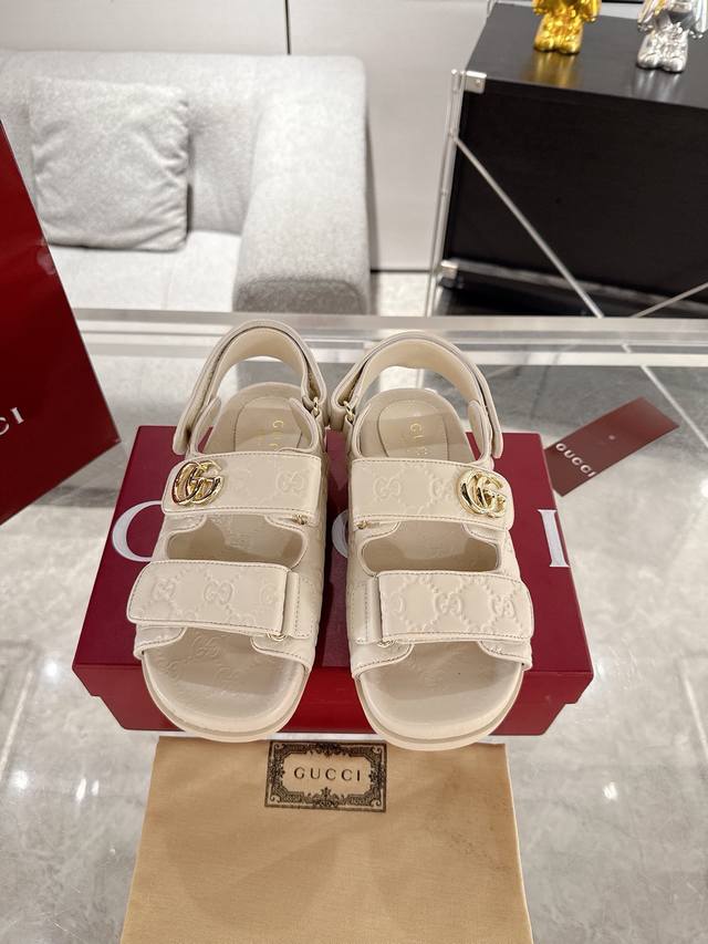 工厂P价 女装女鞋 运动原单 Gucci女士压花Gg凉鞋 这款凉鞋以Gg皮革匠心打造，缀饰一眼可辨的双G标识，配以浅金色调配件，为整个设计注入一抹精致优雅气息原