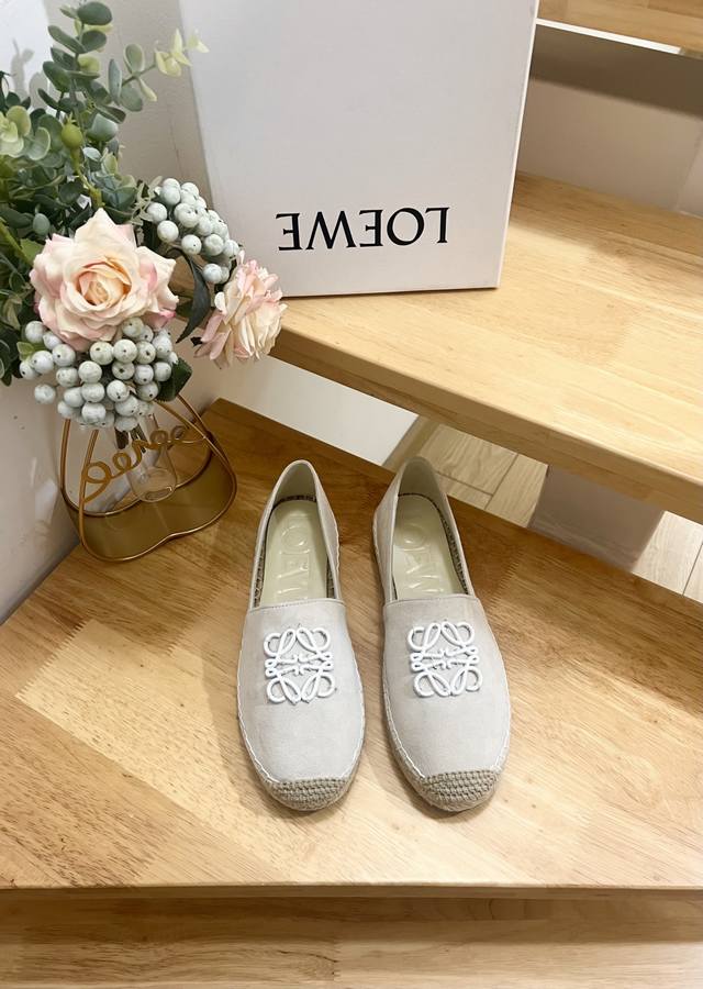 工厂P价 女装女鞋 运动原单~Loewe罗意威 代购级 2025早春 新款渔夫鞋，舒适轻便百搭，采用超甜马卡龙色系，这款单鞋采用高端羊绒面料制成，饰有3D工艺细