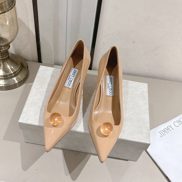 工厂P价 女装女鞋 运动原单 Jimmy Choo2025Ss.初春新款元宝水滴跟。优雅与奢华完美融合 搭配大衣高级感满满。 1面料: 裸色漆皮，黑色漆皮2内里