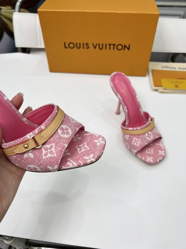 工厂P价 女装女鞋 运动原单 Lv新款丹宁牛仔布小猫跟拖鞋2025夏季女神们的夏季必备款，原版复刻，脚感超舒适。尽显女王气质，跟高9.5Cm，即显气质又不累。真