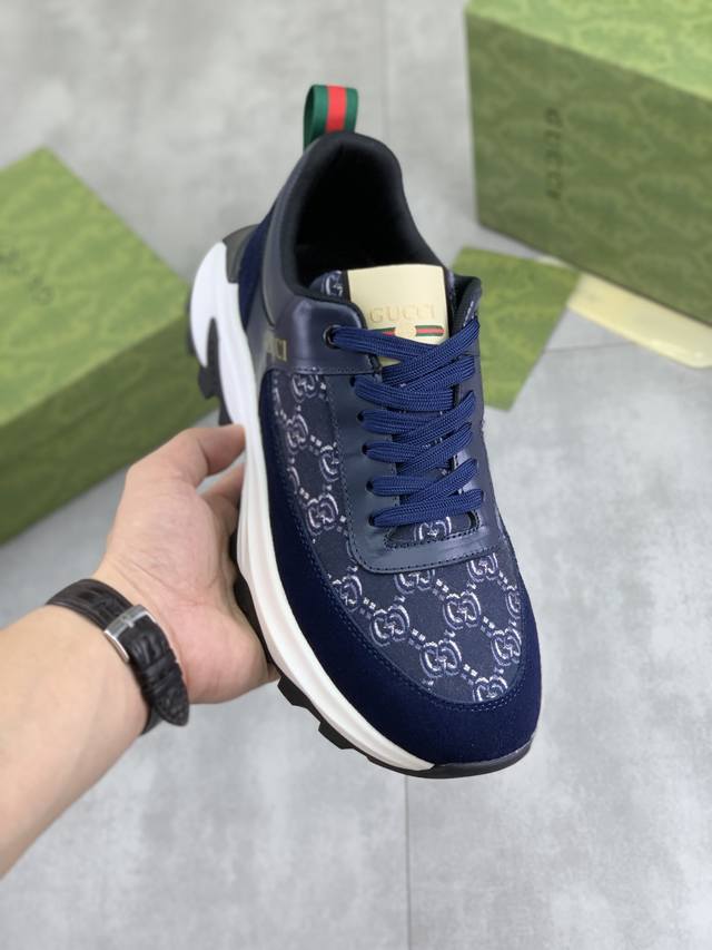调工厂P价 男装男鞋 运动原单 古奇Gucci 官网最新款休闲时尚男鞋，爆款版型简洁大气，潮男专属.独有的官网最新品牌双G素元素古奇原版装饰，时尚又大方，面料原