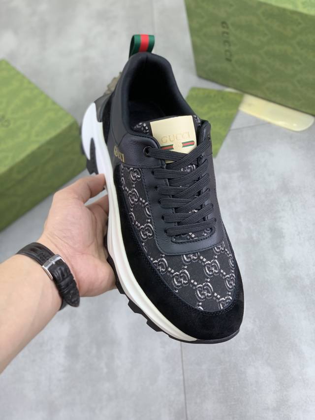 调工厂P价 男装男鞋 运动原单 古奇Gucci 官网最新款休闲时尚男鞋，爆款版型简洁大气，潮男专属.独有的官网最新品牌双G素元素古奇原版装饰，时尚又大方，面料原