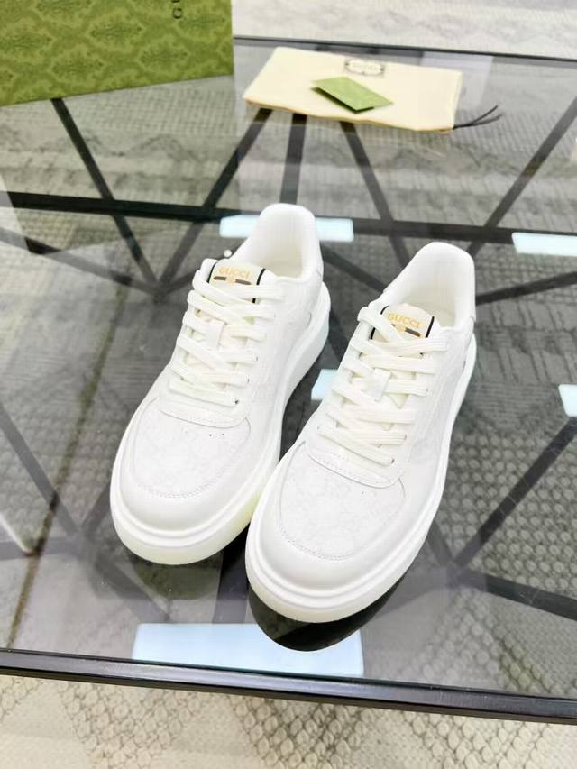 调工厂P价 男装男鞋 运动原单.新款男鞋Gucci 最新鞋出货。原单品质 时尚潮流 采用特殊材料 内里羊皮 全新包装。脚感超舒适，做工简直无可挑剔 码数:38-