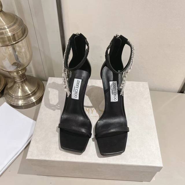 工厂P价 女装女鞋 运动原单 Jimmy Choo Veitysandal2025 Ss女士复古金属感凉鞋Jc.鞋面复古金属感小牛皮，在脚裸处饰有层叠水晶，是一