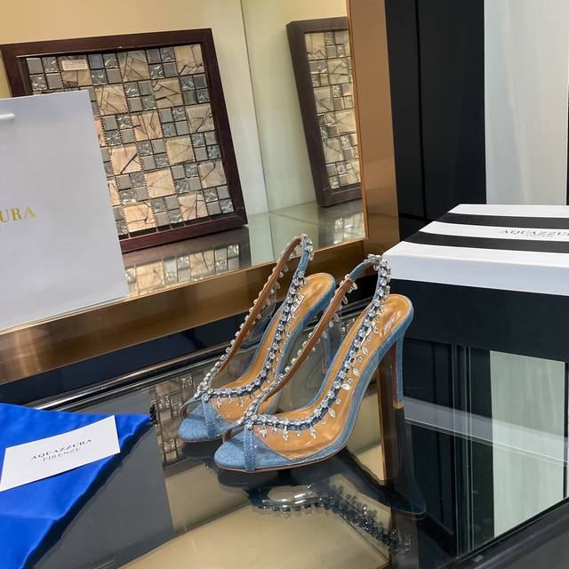 工厂P价 女装女鞋 运动原单 Aquazzura 新款凉鞋面料采用原版定制Tpu胶皮搭配镜面漆皮制成，饰有闪闪发光的施华洛奇水钻装饰高跟凉鞋 上脚超级有气质 既